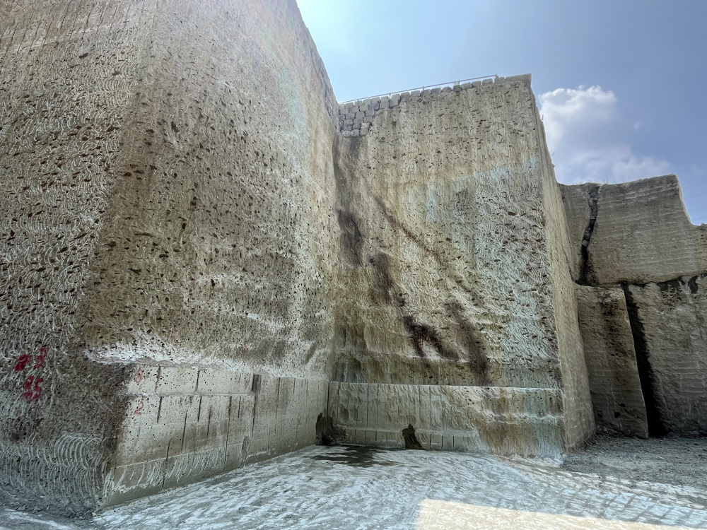 圧巻の岩壁はMVなどでもよく使われるそうです!