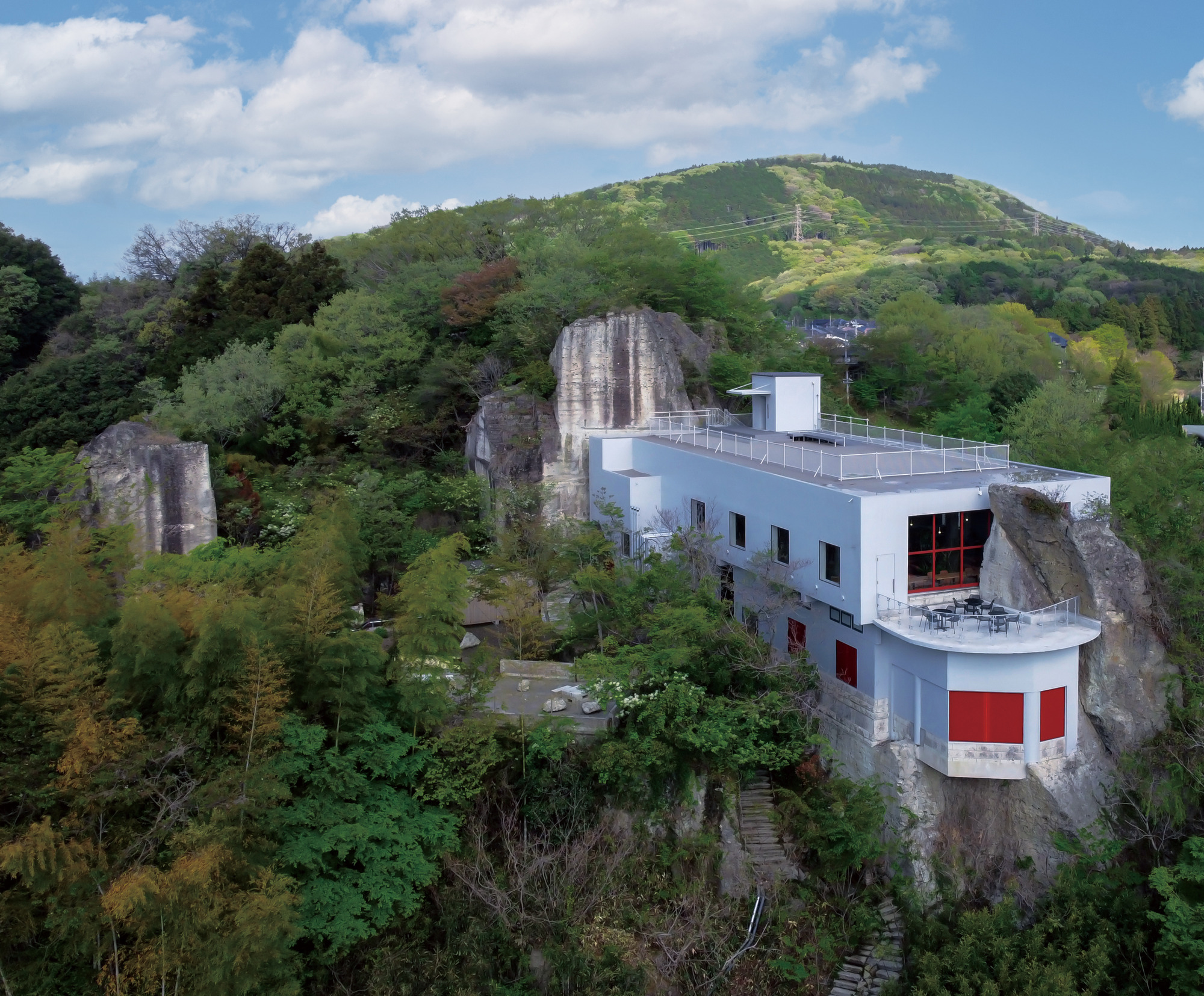 崖の上にそびえ建つ。赤い窓が印象的。