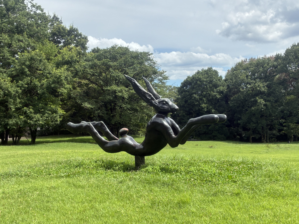 バリー・フラナガン 《ホスピタリティー（歓迎）》