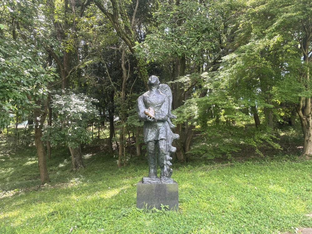 ブロンズ像のサンドロ・キア 《ハートを抱く片翼の天使》