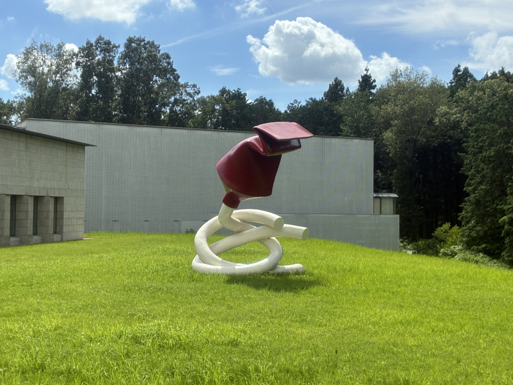 クレス・オルデンバーグ 《中身に支えられたチューブ》