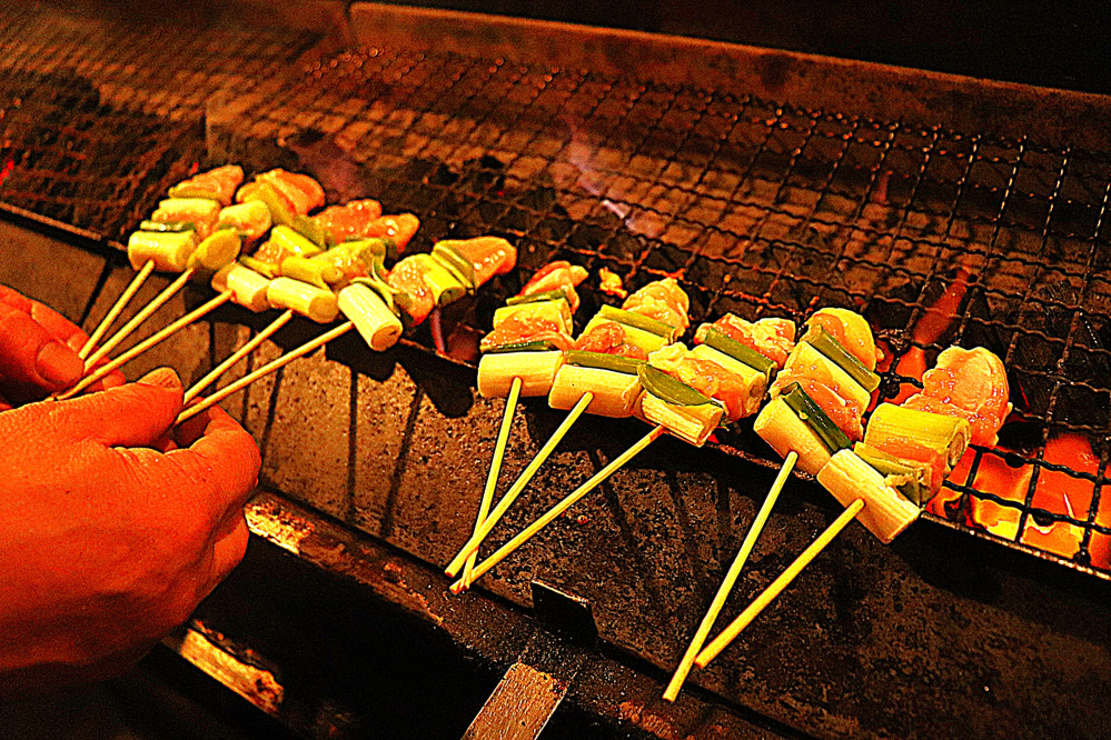 800度の炭火で焼き上げます。