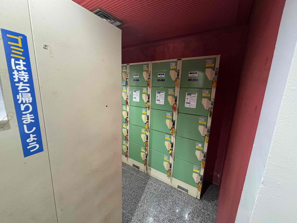 入口にコインロッカーありました。