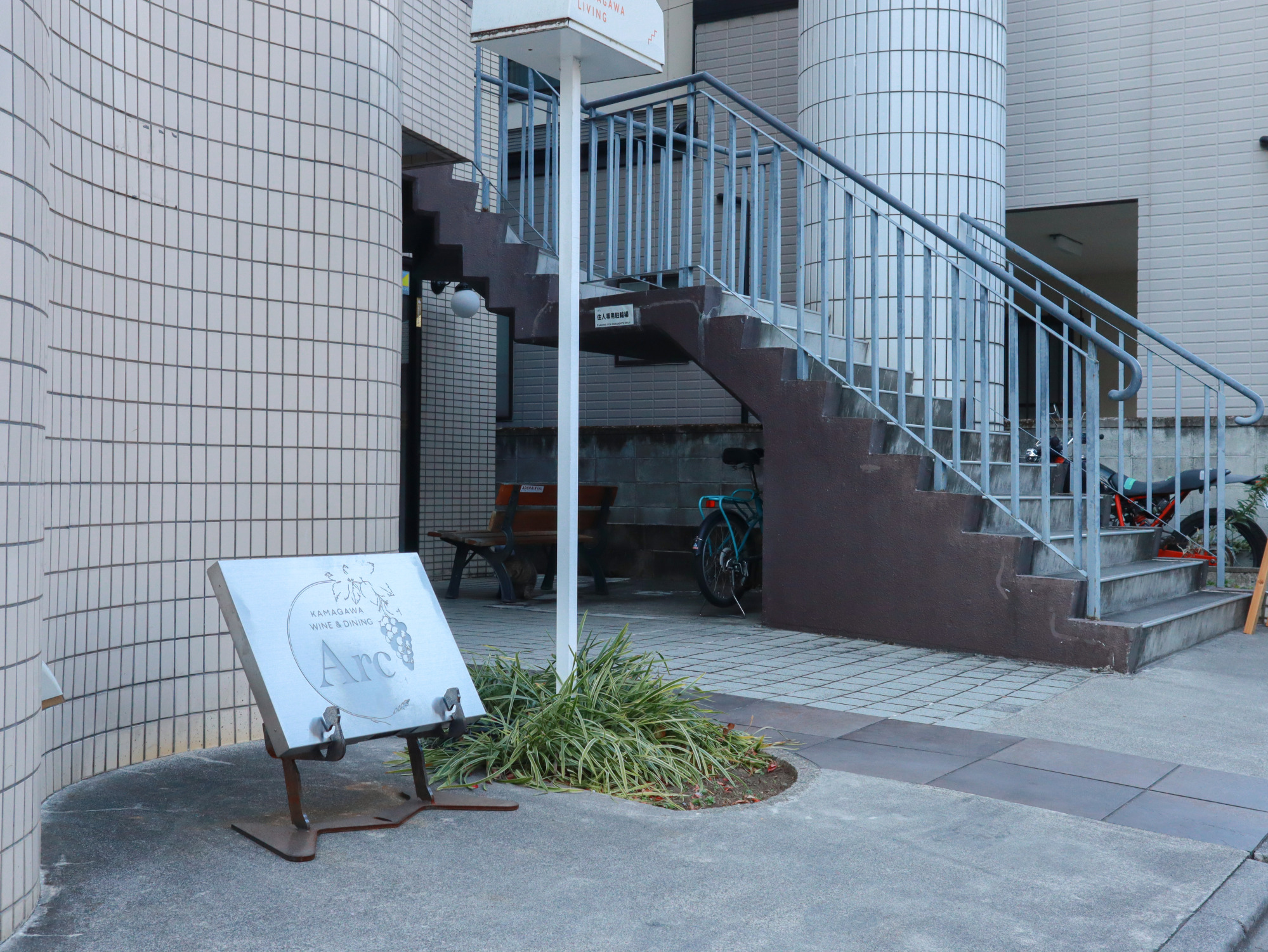 こちらの階段を上がるとお店があります