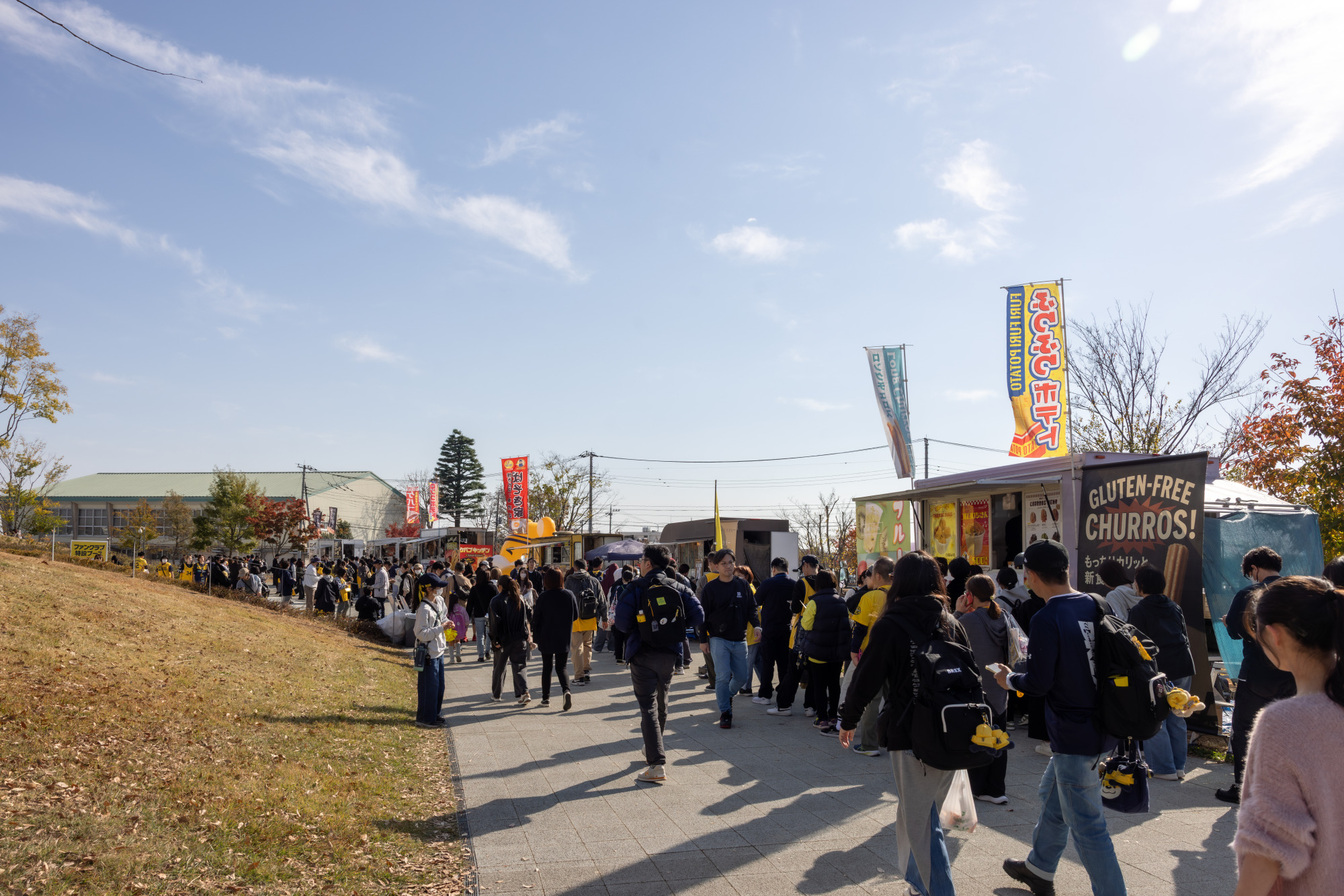 キッチンカーはどこも長蛇の列!