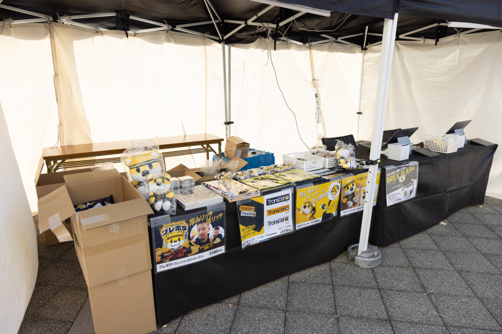 入場口付近にあるポップアップショップでは、ベーシックな応援グッズが手に入ります！メイン売場のBREX SHOPは混雑しているので、こちらの利用もおすすめです。
