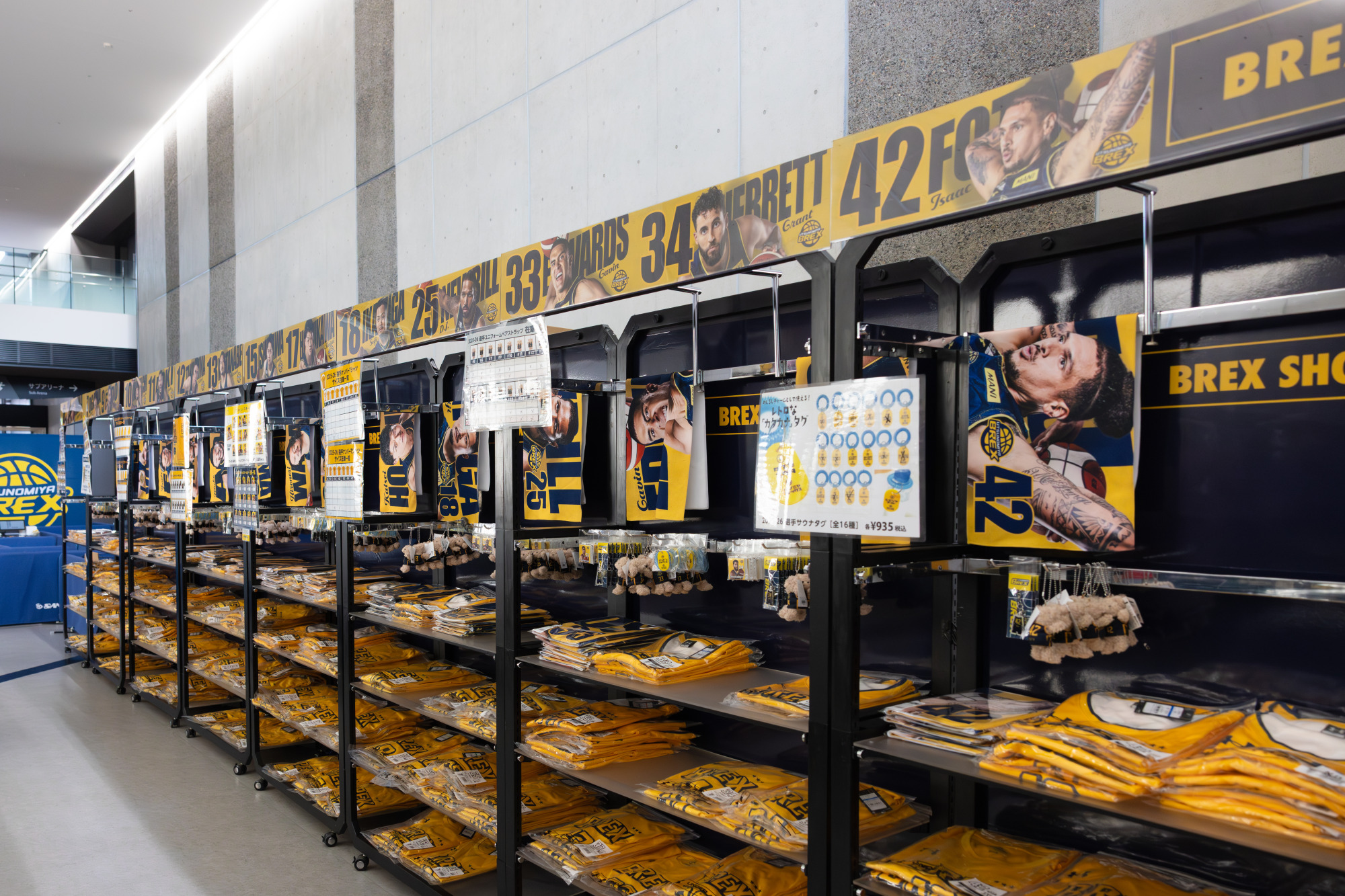メイン売場のBREX SHOPはとにかく様々なブレックスグッズでいっぱい!日本代表経験も豊富な#6 比江島選手のグッズは特に人気とのこと。(ただし、非常に混雑するので、早めに立ち寄るのがおすすめ)