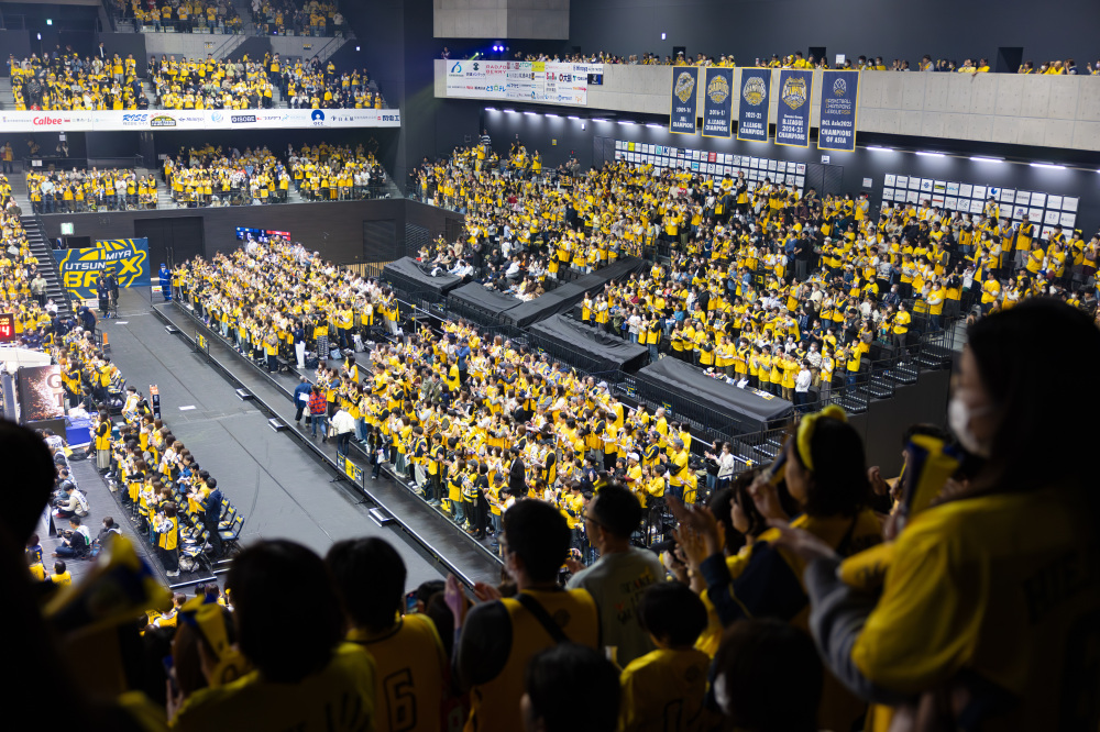 メガホンなどの応援グッズをもって、手拍子をしながら応援しよう！