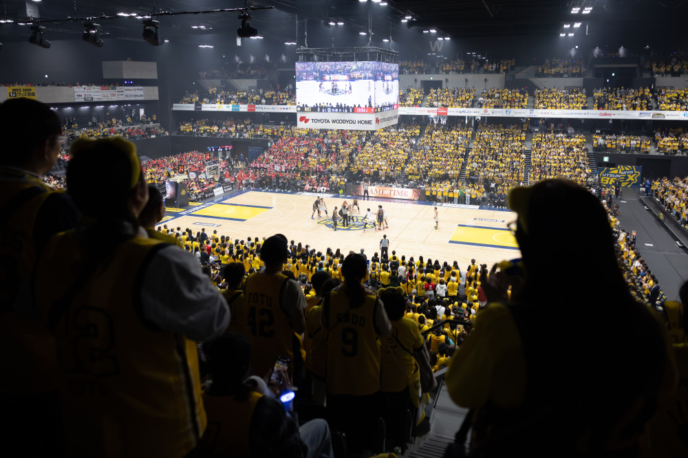 試合開始直前には立って手拍子で盛り上げる文化も！試合が開始したら、着席して観戦しよう！