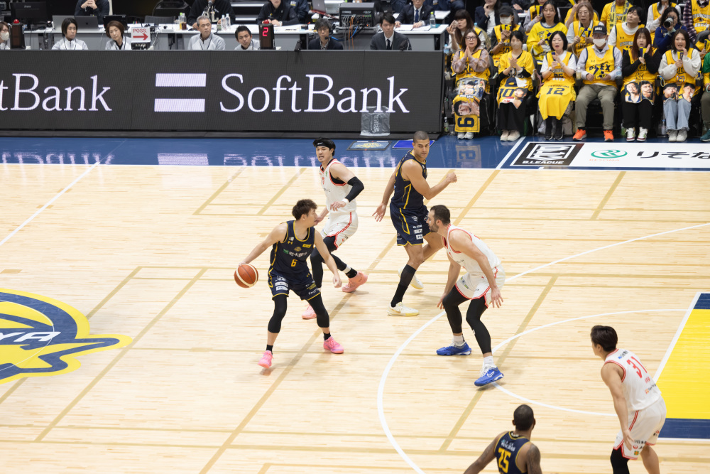 ブレックスがオフェンスの時は「レッツゴー栃木！」、ディフェンスの時は「ディーフェンス、ディーフェンス！」の掛け声で応援しよう！