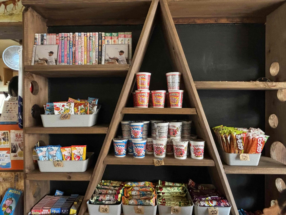 駄菓子コーナーでトッピング追加もできます