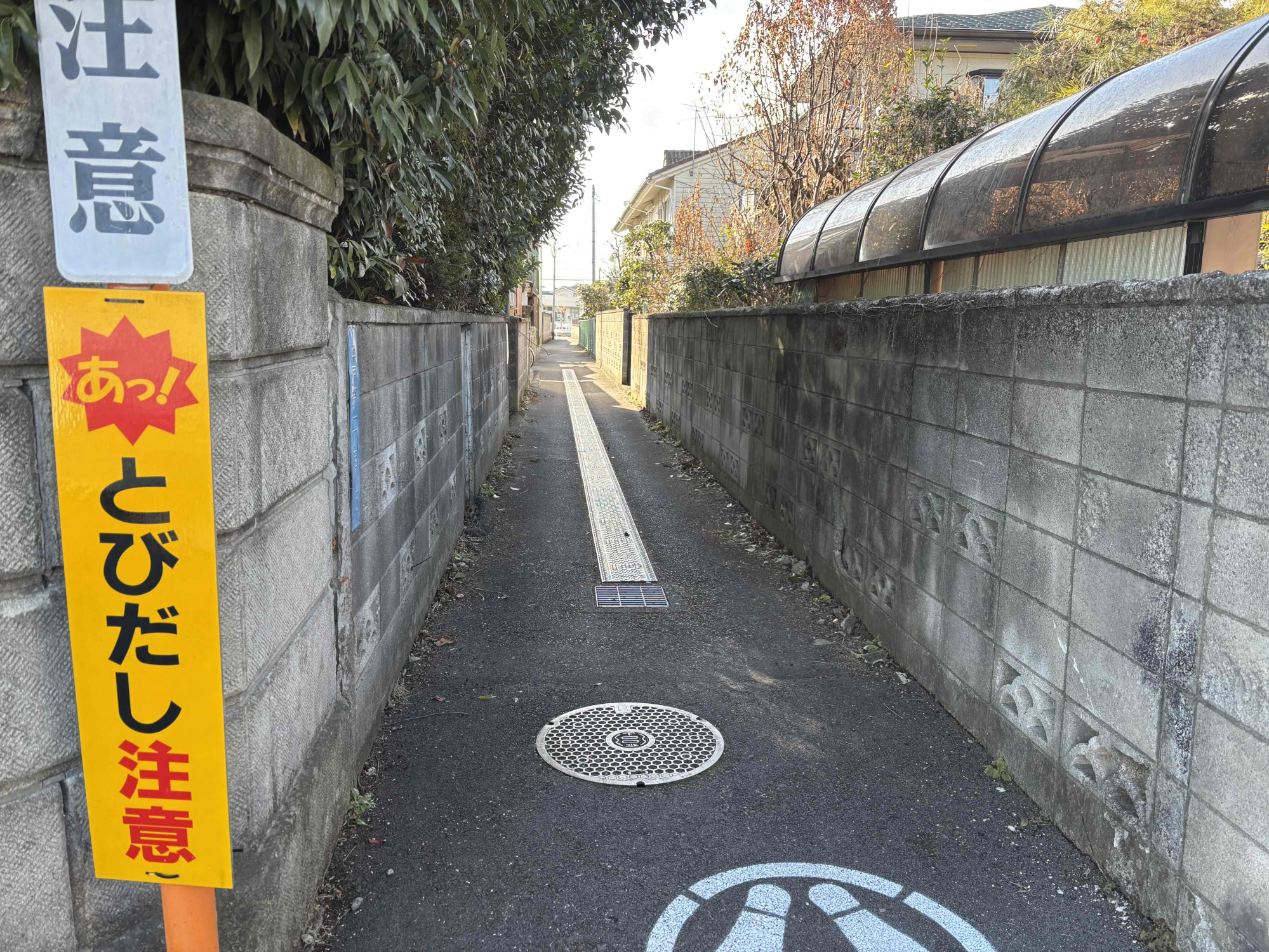 路地裏を入っていくと見えてきます!