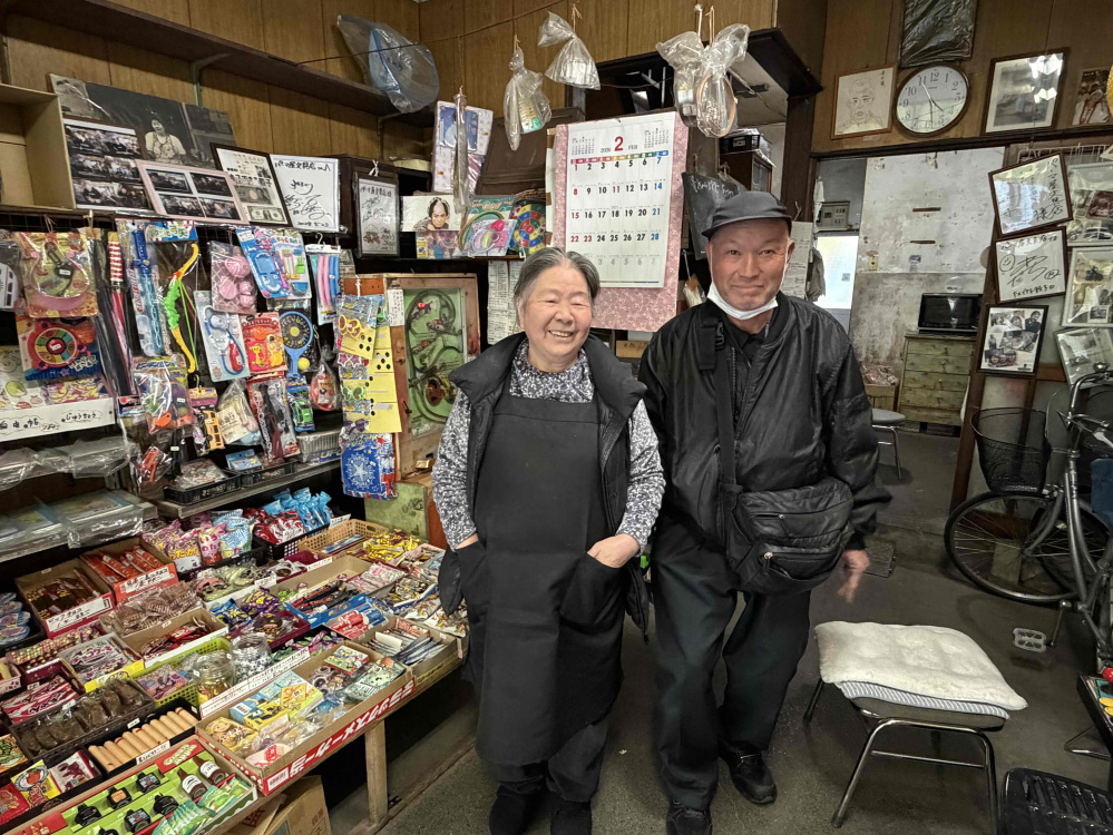 左側が店主のおかあさん　右側は一緒に映ってくれた常連さん