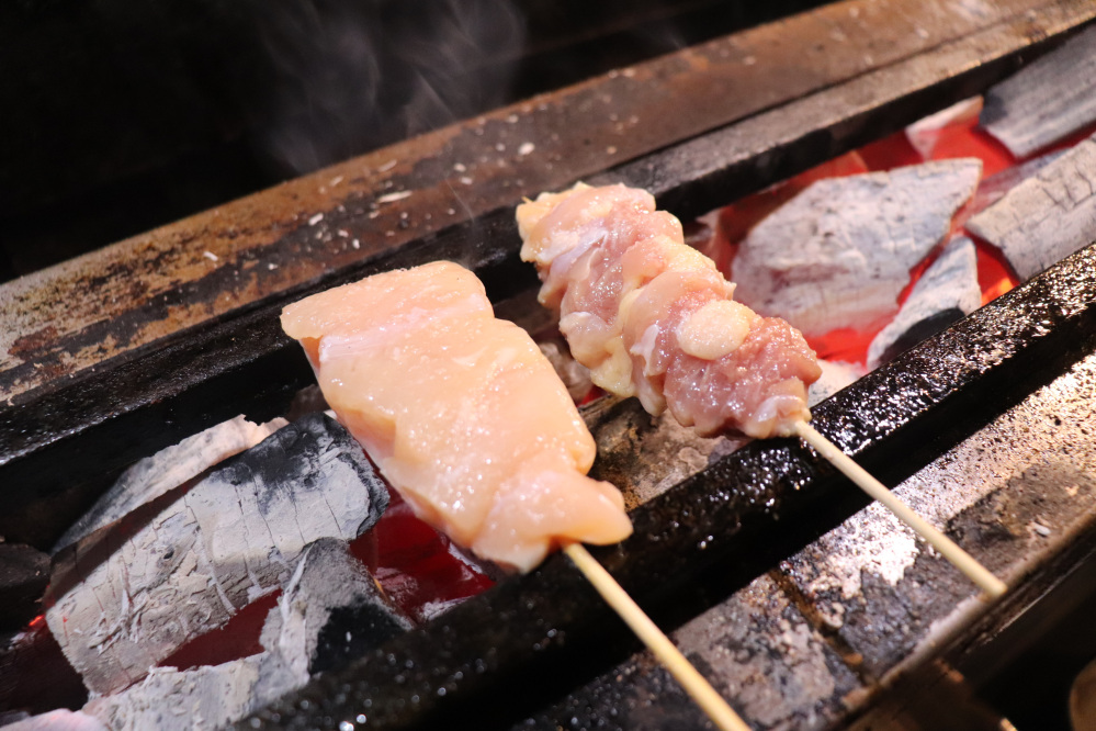 炭火で焼かれる人気の焼鳥