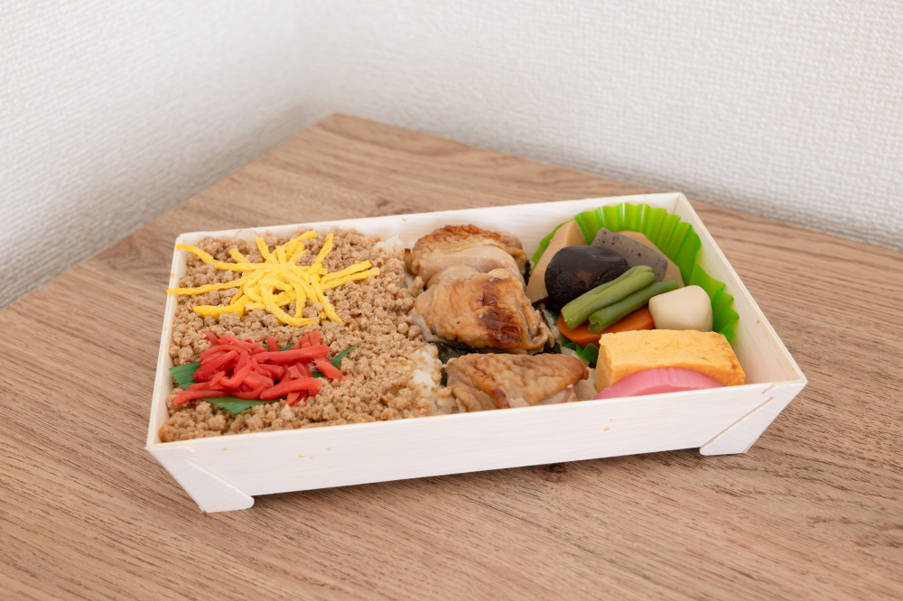 鶏そぼろと鶏肉の照り焼きがメインで、鶏の旨さを心置きなく楽しめます!