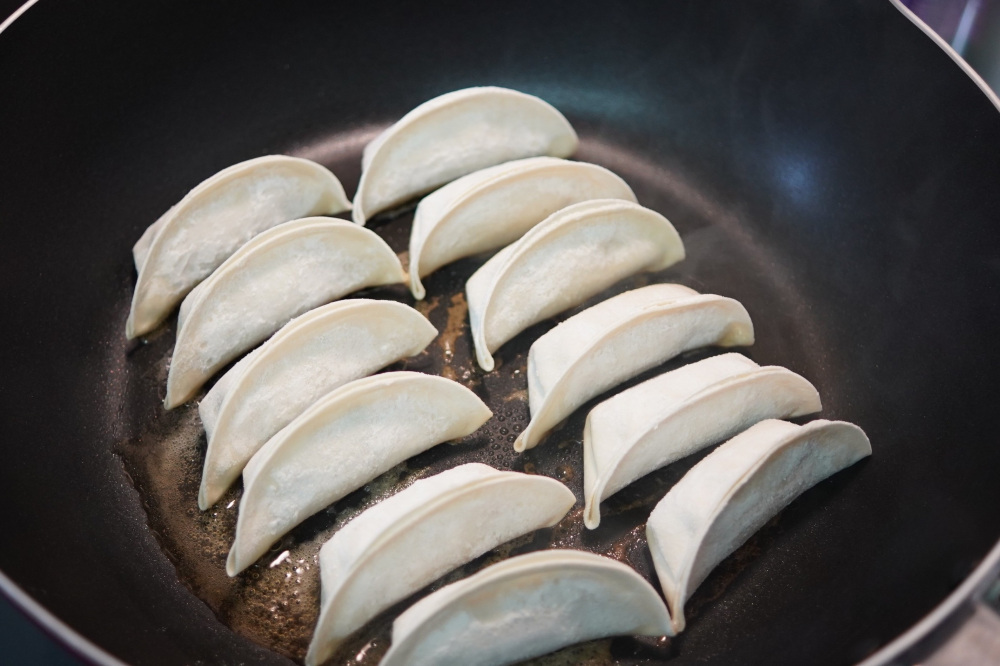 フライパンに油をひいて並べます。厚手のフライパンがおすすめ◎