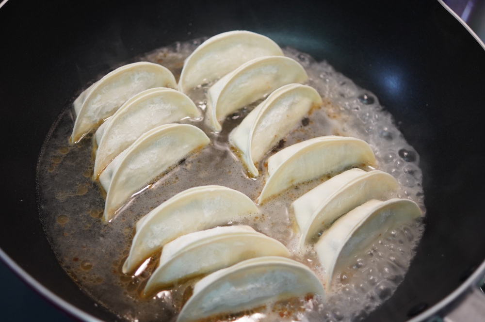 水を餃子の1/3くらい入れて蓋をし、水が無くなるまで蒸し焼きにします