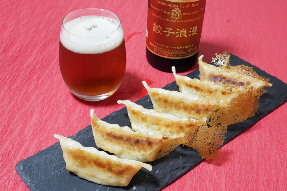 クラフトビール「餃子浪漫」とともに