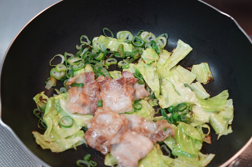 肉と野菜を炒めます