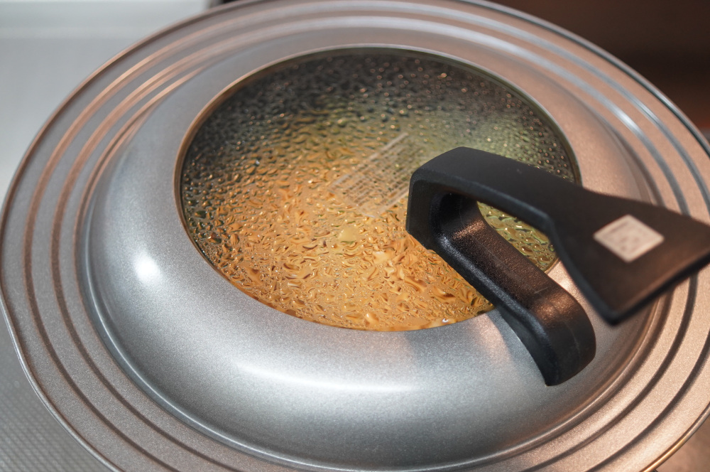 水（日本酒）を入れて蒸し焼きにします