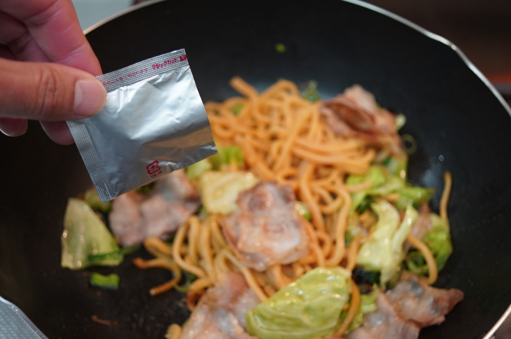 粉末ソースをかければ出来上がり