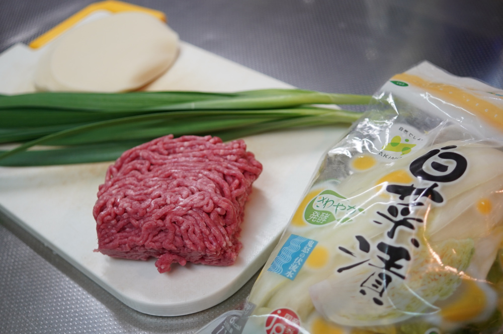 餃子の皮とひき肉があればOKですが、ニラも欲しいところ