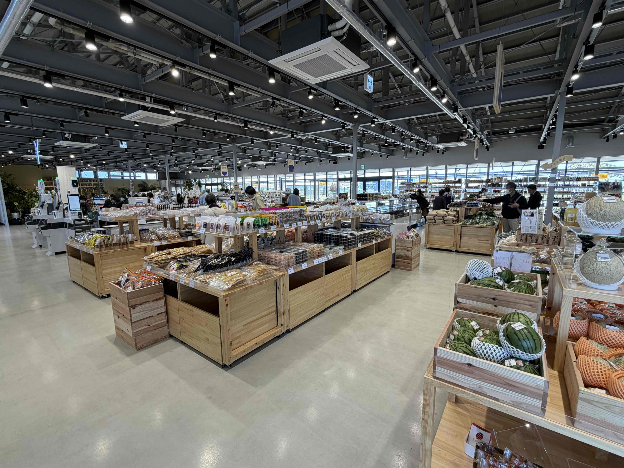 広々とした店内