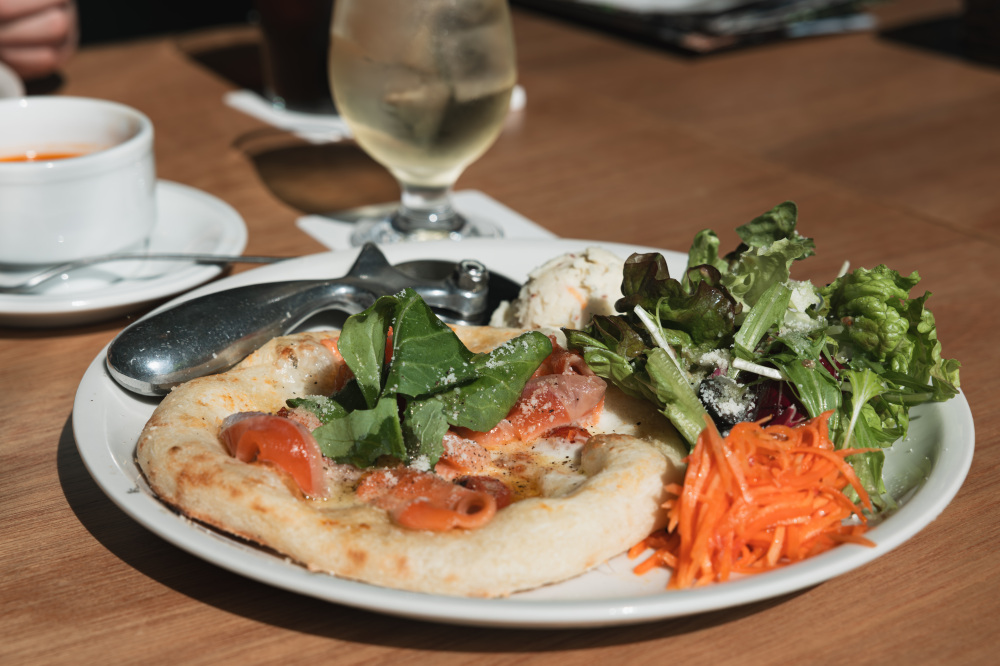 「地元・新里ネギとLIFEオリジナルソーセージのラグーパスタ」のプレート