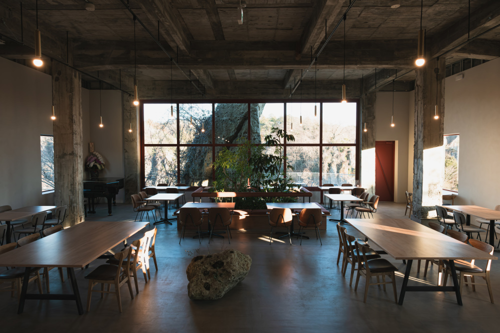 大谷石とモダンが見事に調和したレストラン