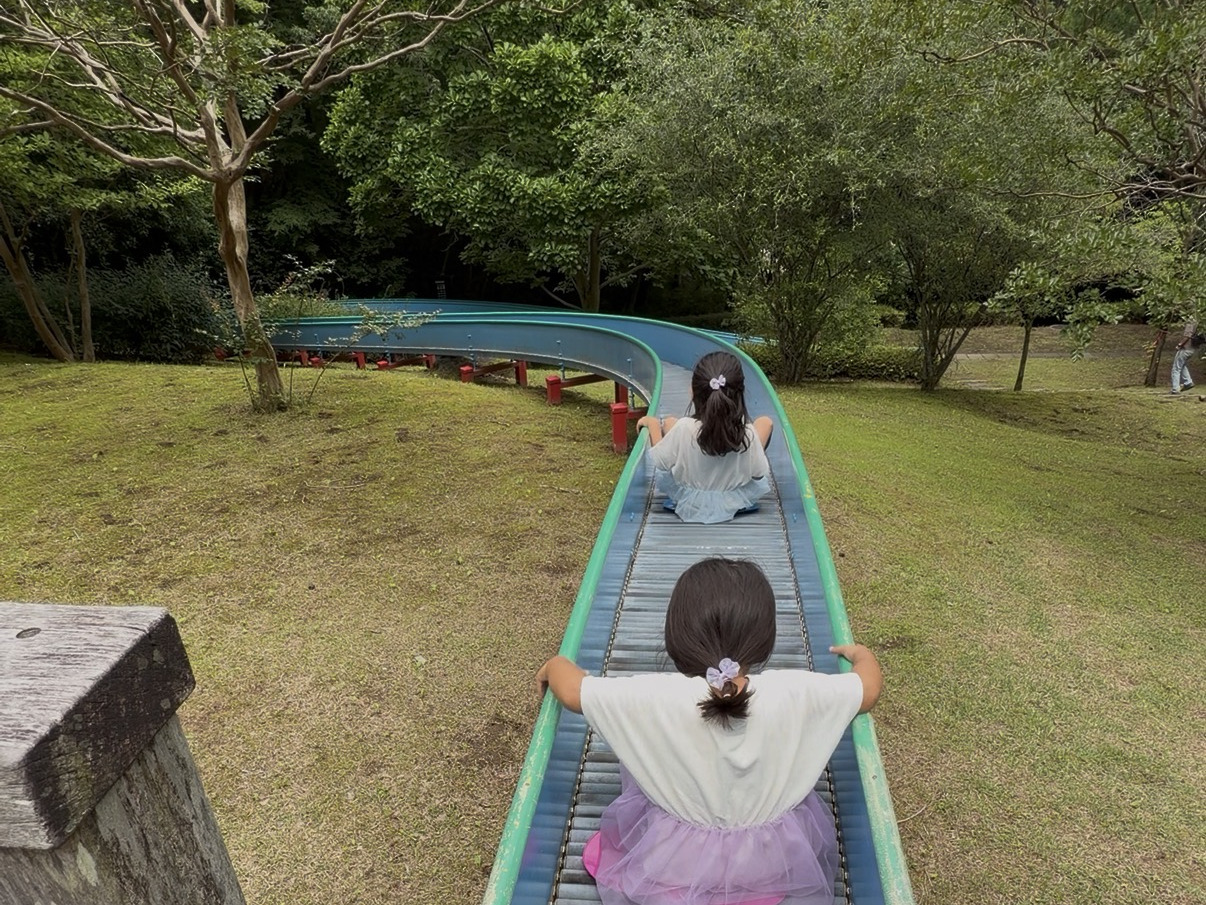 長さ30〜40mあるローラー滑り台