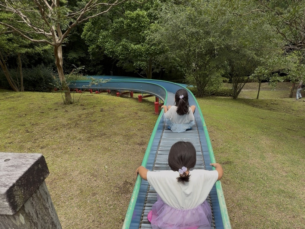 長さ30〜40mあるローラー滑り台
