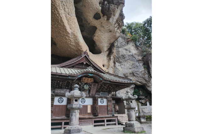 「石が迫る大谷寺」