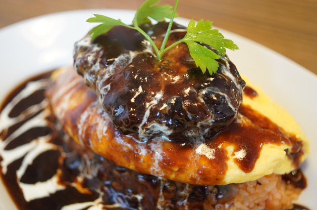 ファーイーストキッチンの「ハンバーグのせオムライス」