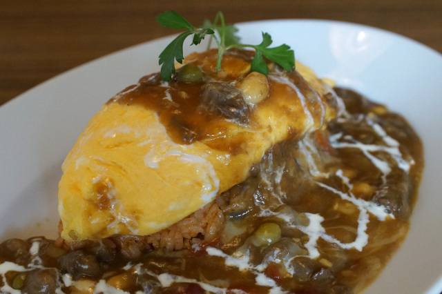 ファーイーストキッチンの「ビーフチーズカレーオムライス」