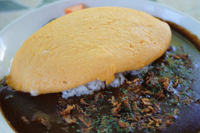 カフェテラス ライオンの「カレー オムライス」