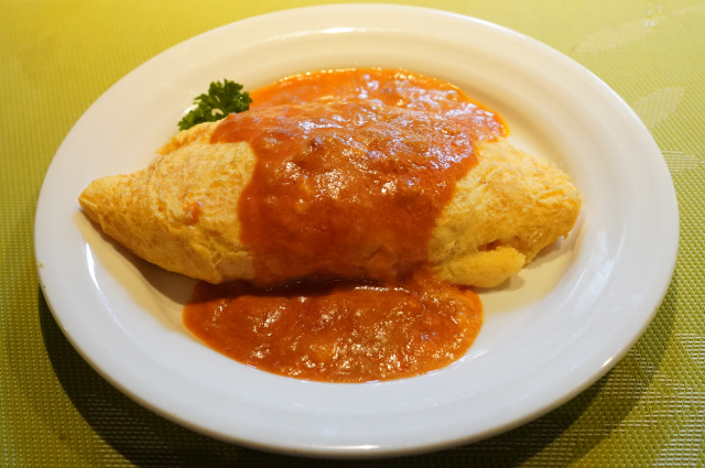 洋食ビストロオムマリスの「ツナトマトクリームオムライス」