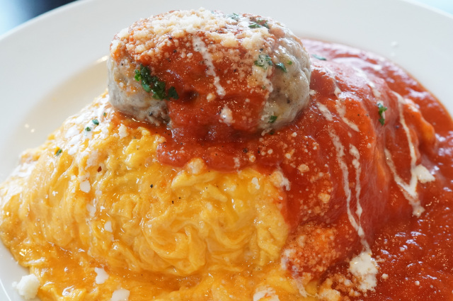 S.K.M.Diningの「オムハンバーグ（トマトソース）」